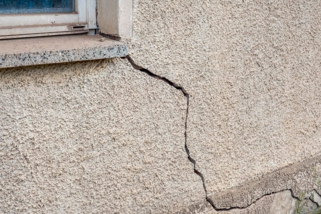 Fixing Hairline Stucco Cracks: Prep & Primers That Make Paint Last